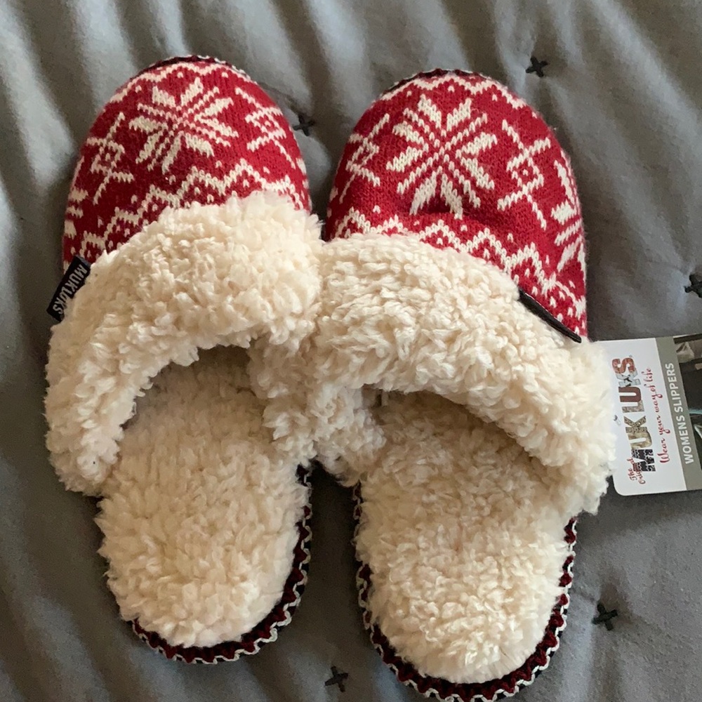Mukluks women’s slippers size 7-8